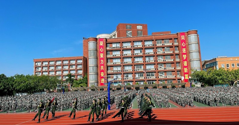 无惧骄阳，亮丽青春 ——我院举行2022级新生开学典礼暨军训动员大会