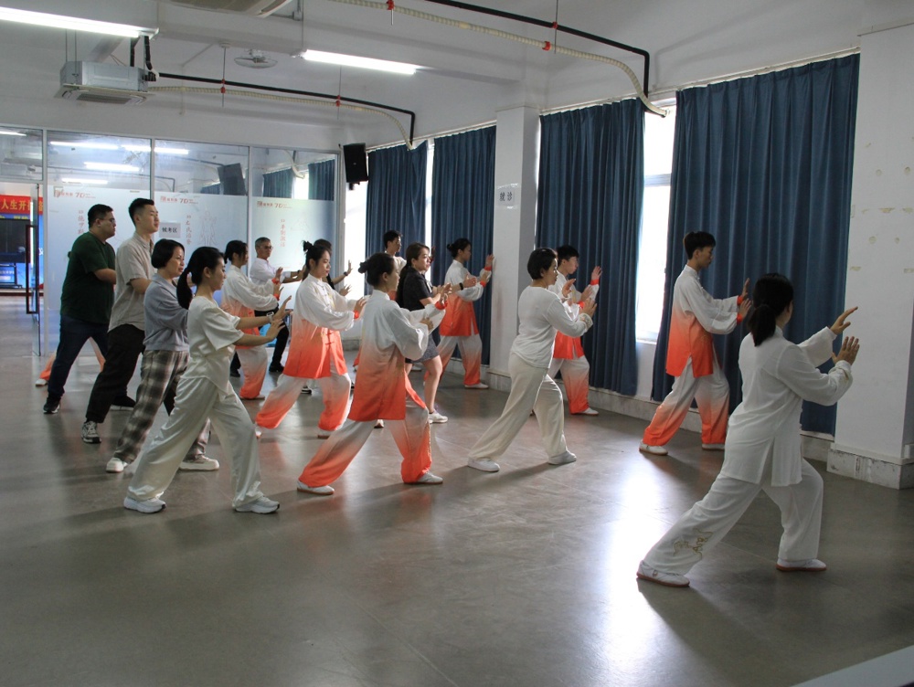 一群人站在室内

AI 生成的内容可能不正确。